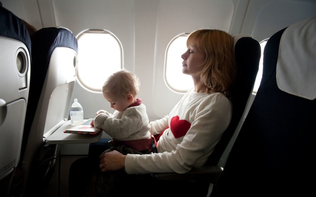 Мать с грудничком в самолете