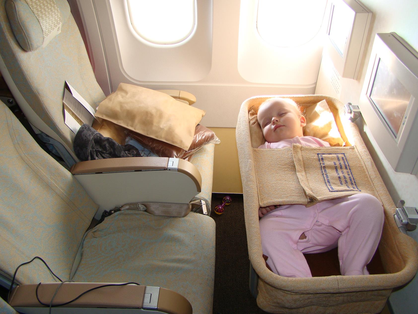 Ребенок в люльке в самолете