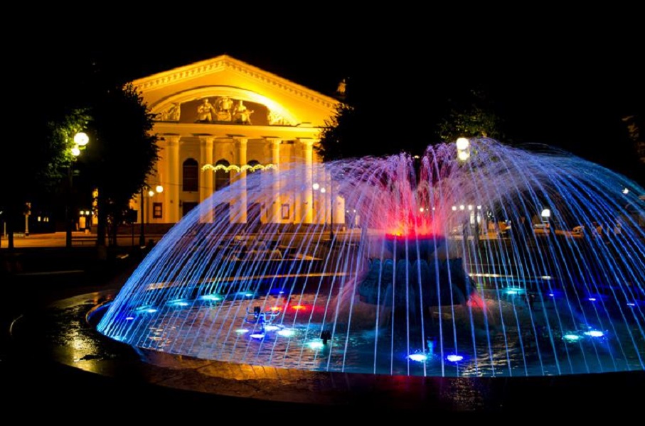 Театральная площадь с фонтаном