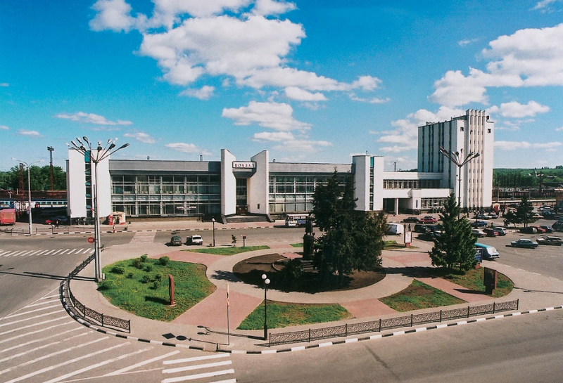 Вид на вокзал Белгорода со стороны площади