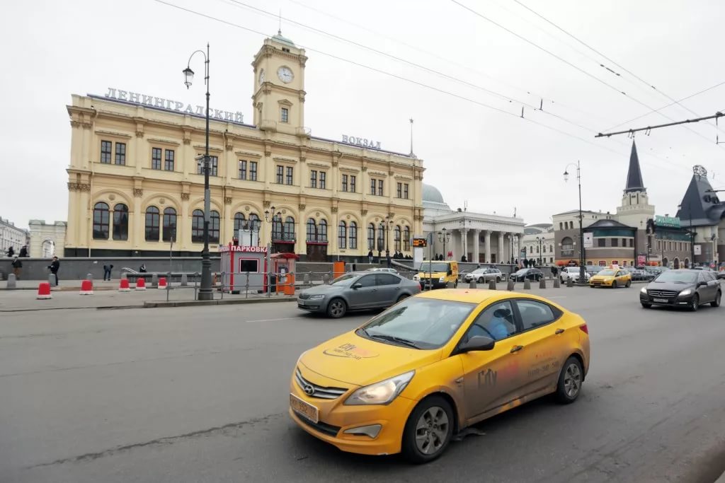 Такси на площади перед Ярославским вокзалом