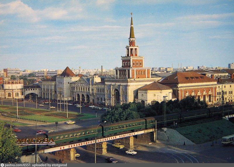  Казанский вокзал – сложная архитектурная композиция с преднамеренно нарушенной симметричностью, считается одной из московских достопримечательностей.