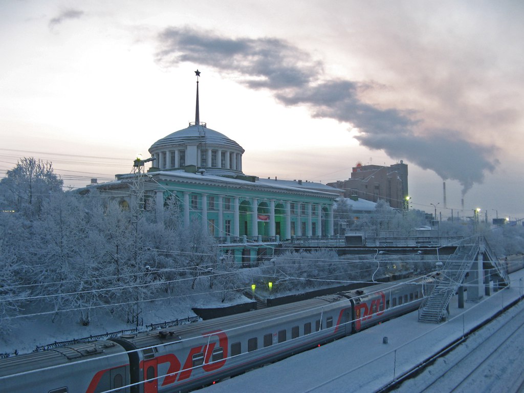 Здание вокзала и платформа зимой