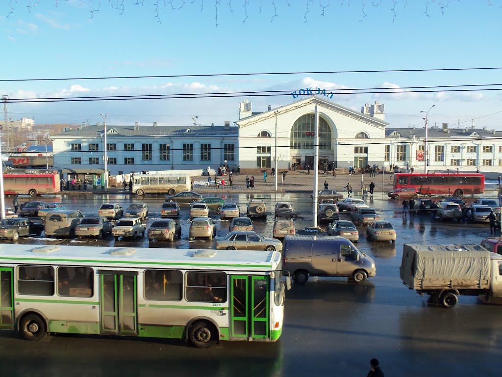 Путь пассажира до станции пройдет по пешеходному переходу через улицу Комсомольскую и составит 100 метров