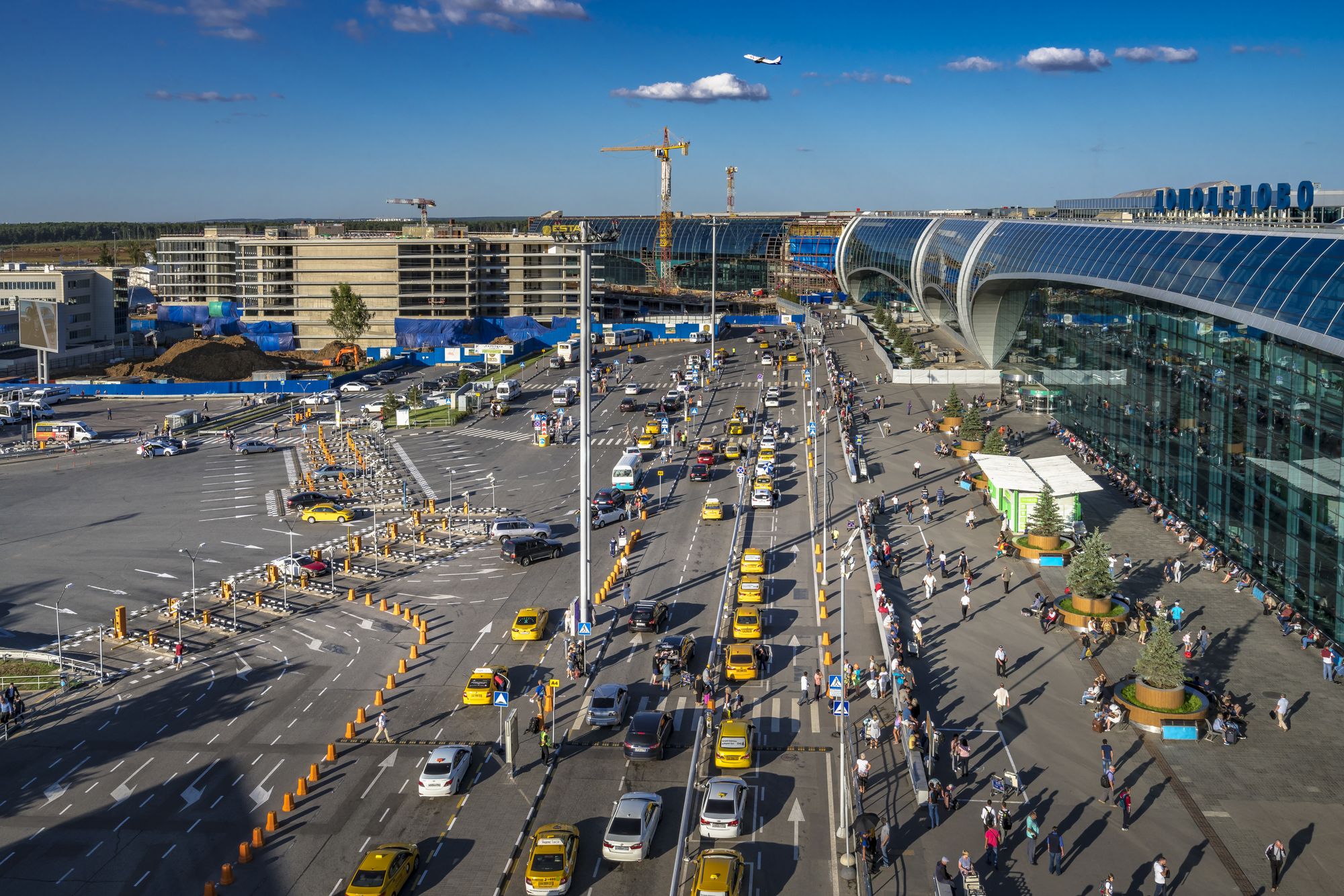 Пассажирский терминал и привокзальная площадь аэропорта Домодедово.