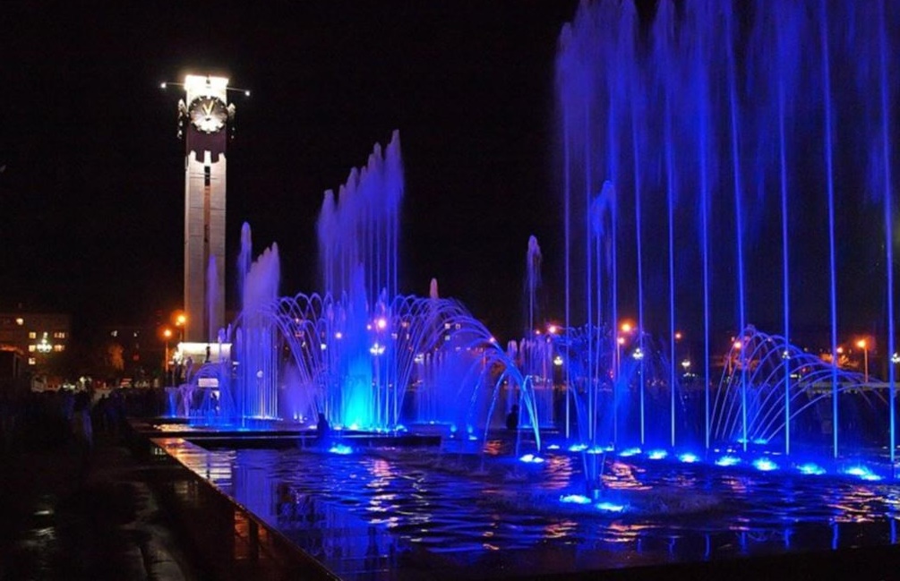 Площадь, на которой находятся куранты с фонтаном