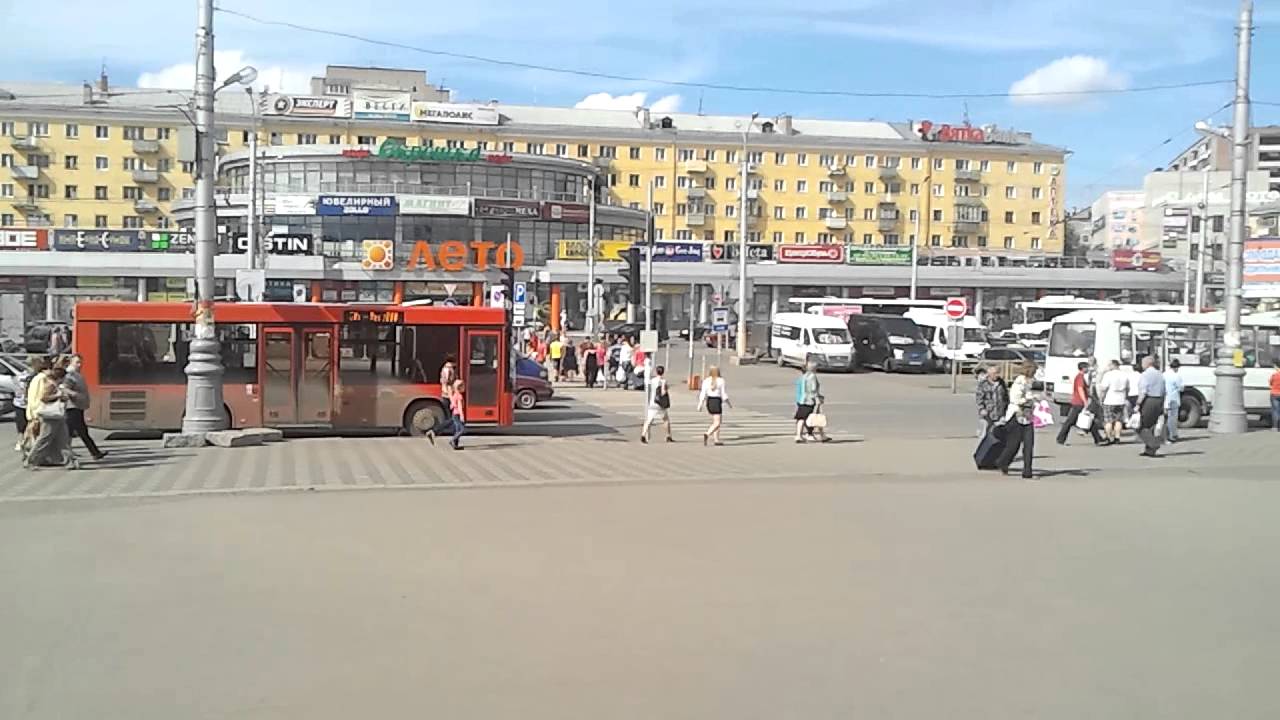 Ожидая поезд, пассажиры могут заняться шопингом прямо на Привокзальной площади