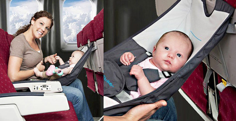 Маленький ребенок с мамой летит в самолете.