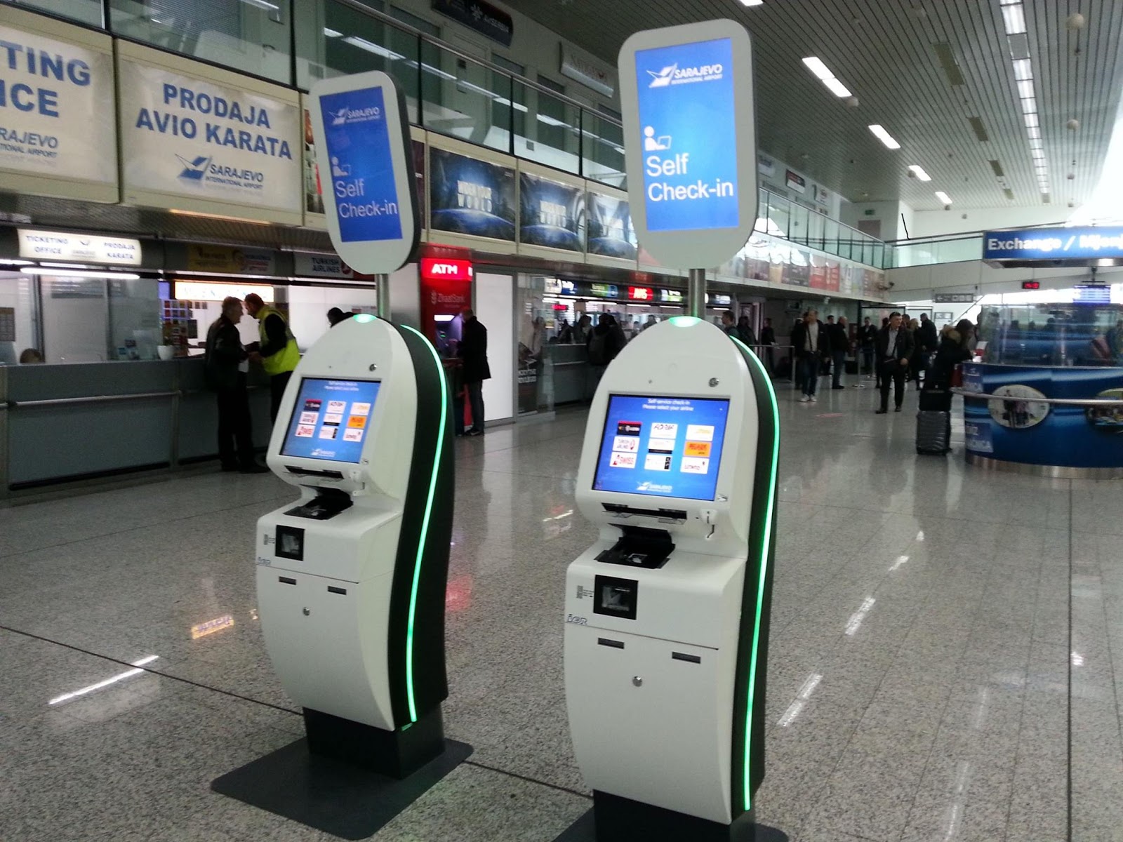 Стойки самостоятельной регистрации Alitalia в аэропорту «Фьюмичино»