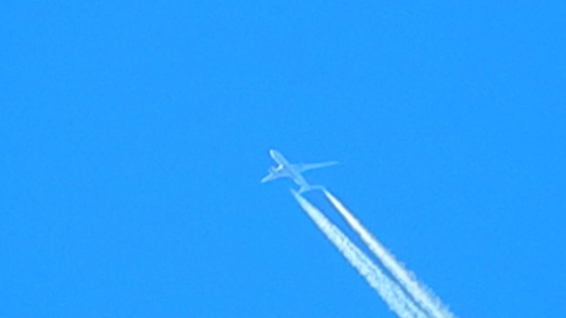 Жужжание в небе. Летучий самолет. Самолет на высоте 10 км. Самолет на высоте 10000. Самолет на высоте 10000 метров.