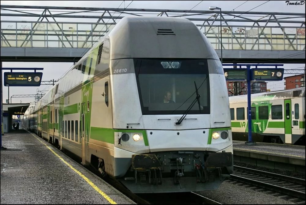  Поезд Inter City на вокзале в Хельсинках.