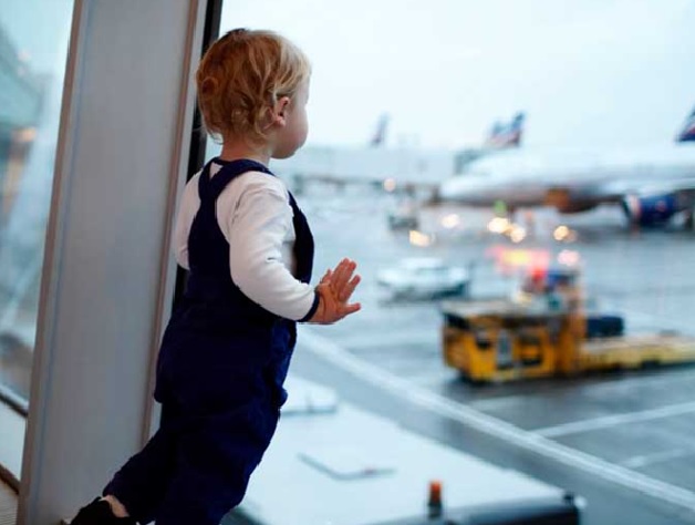 Малыш наблюдает за взлетом самолетов