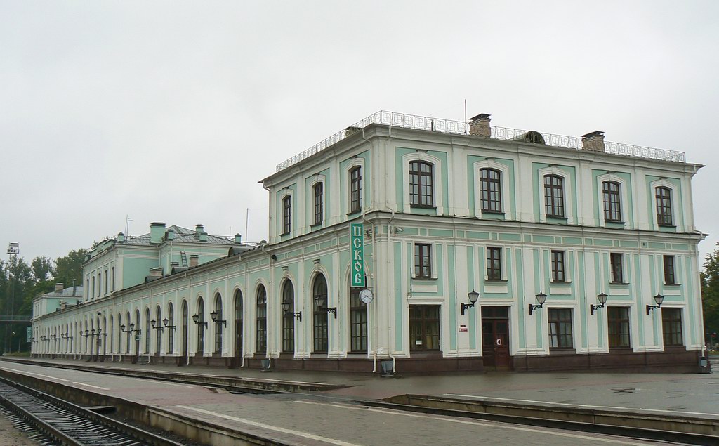 Жд вокзал Псков. Вид на платформу и вход в кассы