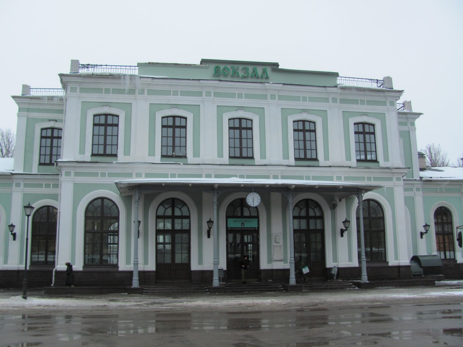 Центральный вход в железнодорожный вокзал Пскова, 2015 год.