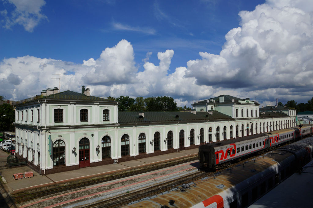 Здание вокзала, станция, железнодорожные пути, поезда РЖД, лето 2014.