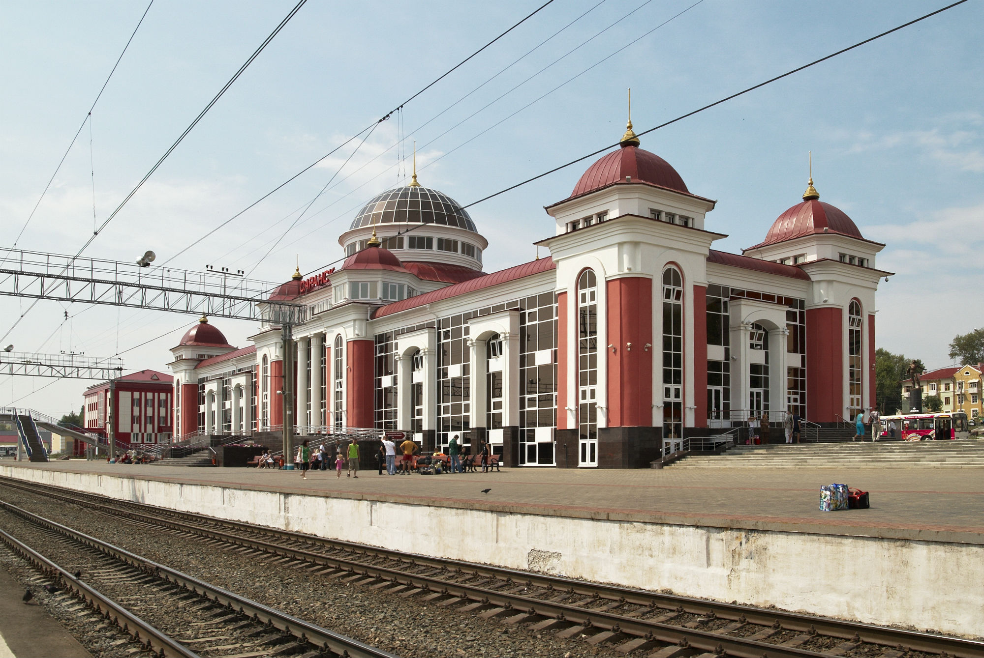 Платформа железнодорожного вокзала в Саранске
