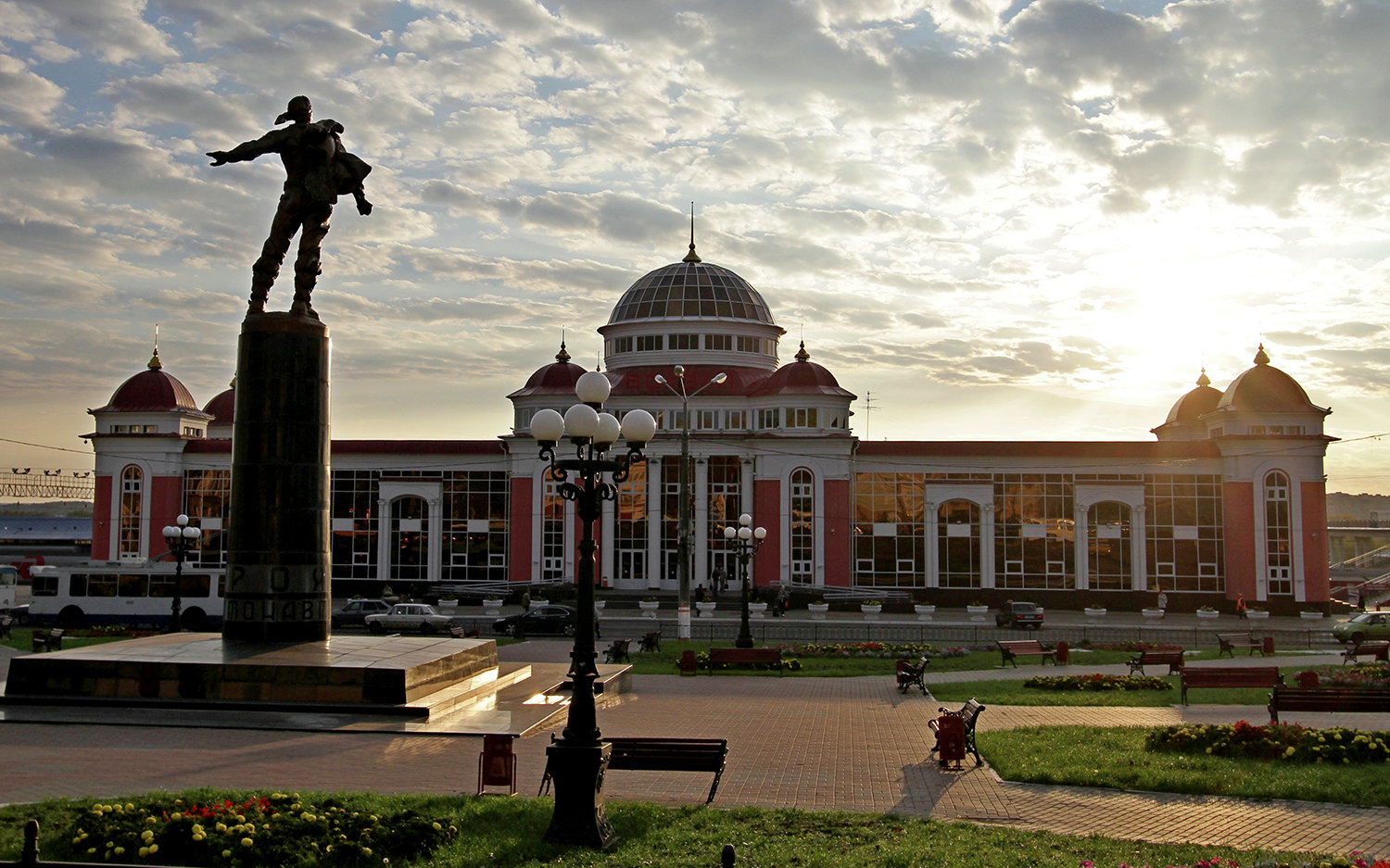 Здание железнодорожного вокзала и памятник Героям-стратонавтам