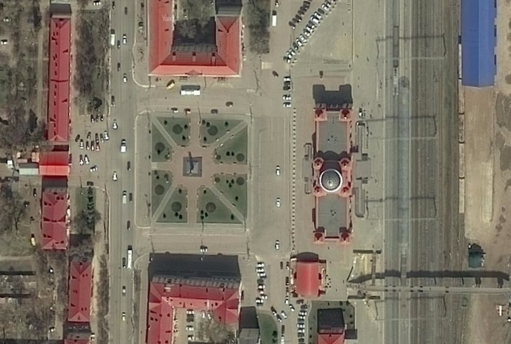 Здание вокзала, привокзальная площадь, железнодорожные пути, снимок со спутника