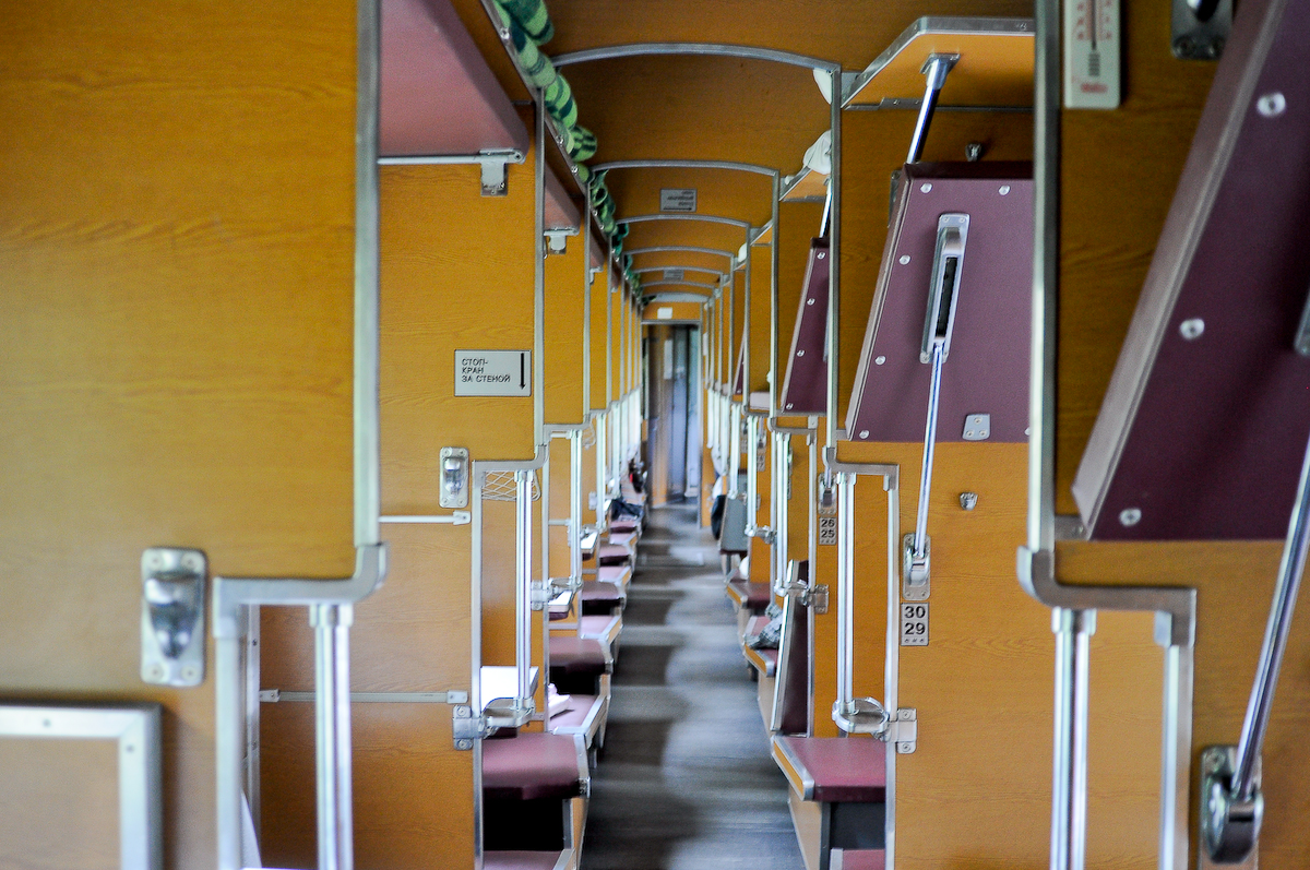 Боковые полки в поезде плацкарт фото внутри вагона