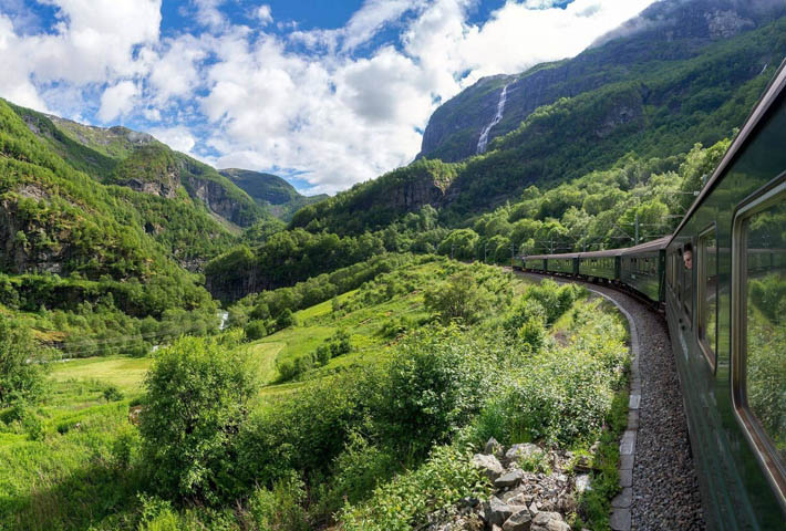 Фломская железная дорога удивляет граждан пейзажами и горным подъемом