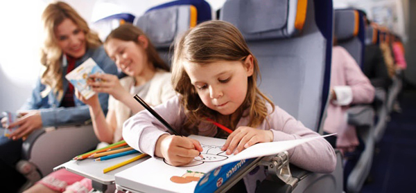 Ребенок занимается рисованием в самолете