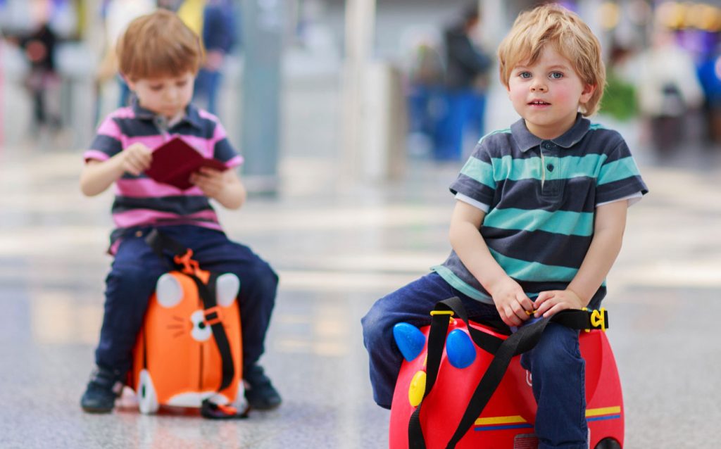 Дети ждут родителей в аэропорту