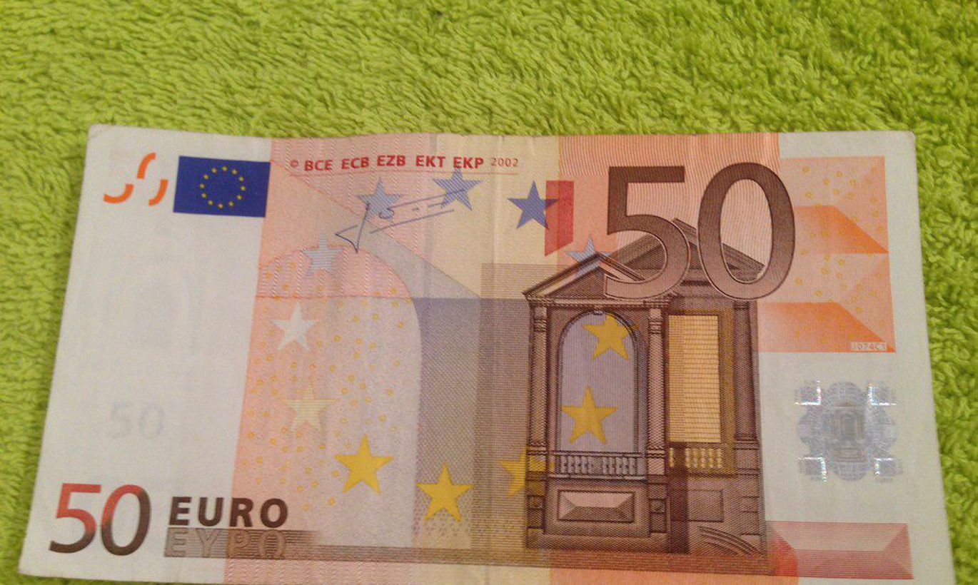 Размер евро купюры. 100 Евро купюра. Банкноты 50 евро. 50 Евро купюра. Как выглядит 100 евро купюра.